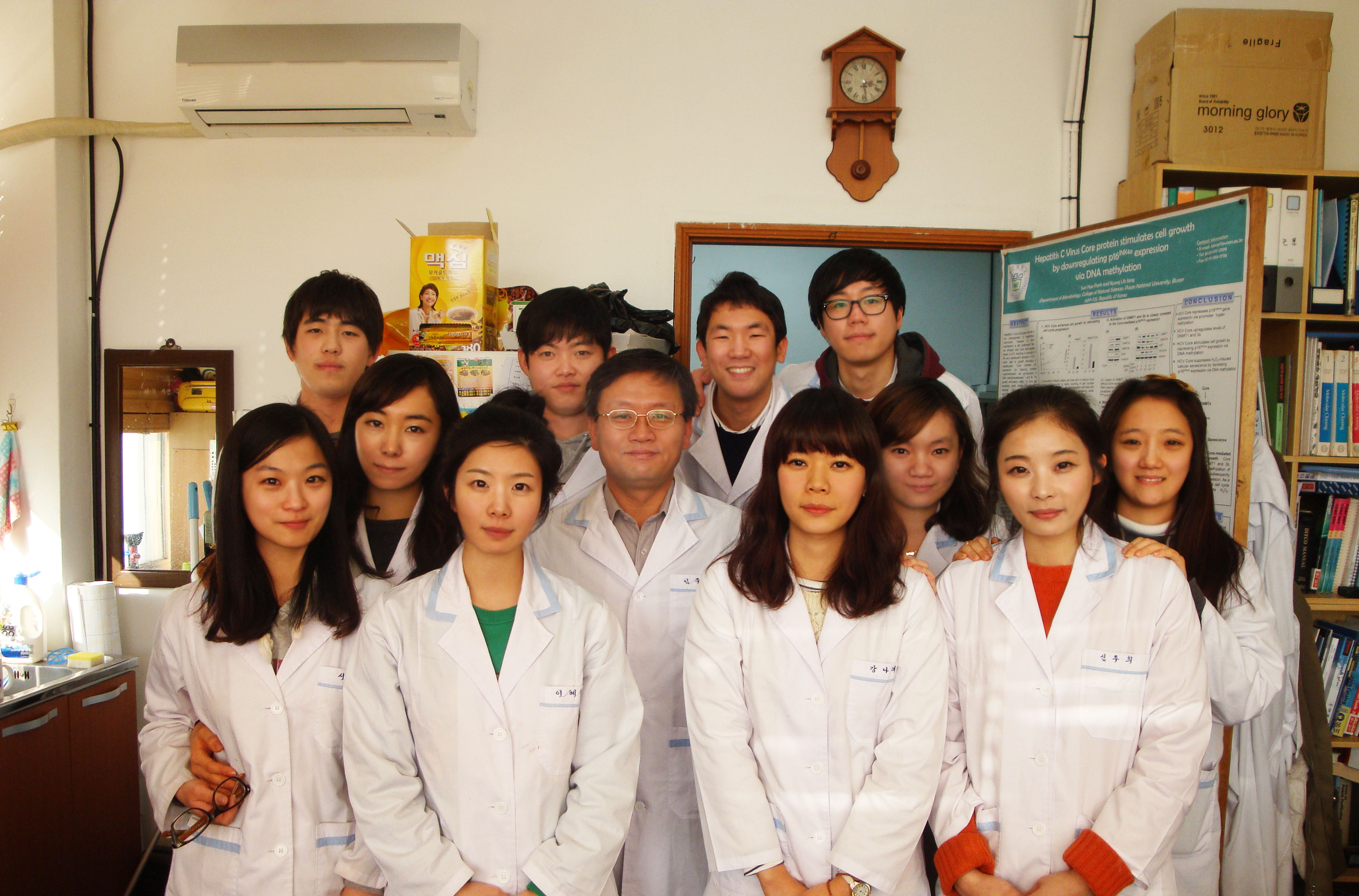 2012년 바이러스학 실험실 멤버 단체사진.jpg